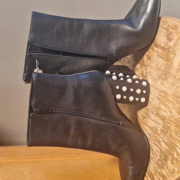 Ivanka Trump Black Leather bootie - Picture 6 of 7